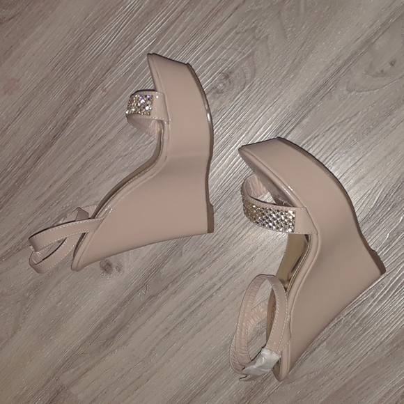 FREE with Bundle Special Occasion Platform Heels in Nude and Rhinestone 9 NIB - Picture 2 of 5